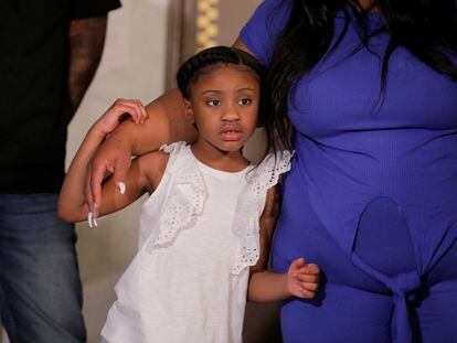 Gianna Floyd y su madre, Roxie Washington, en un homenaje a su padre, George Floyd, en el ayuntamiento de Minneapolis, el 2 de junio de 2020.