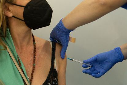 Una enfermera vacuna a una mujer en el centro de inoculación de la Fira de Barcelona, este martes.