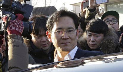 El vicepresidente de Samsung, Lee Jae-yong,al salir de la cárcel en 2018.