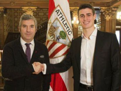 El portero amplía su vinculación con el club vasco hasta 2025 después de estar a punto de fichar por el Real Madrid