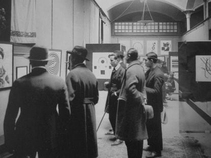 Exposici&oacute;n de Picabia en las Dalmau (1922). Abajo, portada del cat&aacute;logo de la exposici&oacute;n de Dal&iacute; (1925).