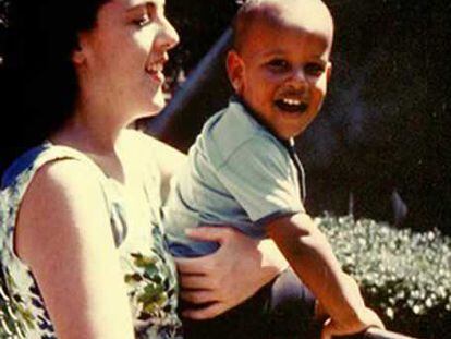 El hoy presidente electo aparece en esta vieja foto de niño con su madre, Ann Durham.