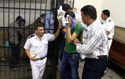 Los acusados se tapan la cara tras ser condenados en El Cairo. 