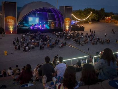 Ambient al Parc del Fòrum a les Nits del Primavera.