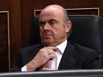 El ministro de Economía, Luis de Guindos, durante el Pleno del Congreso de los Diputados.