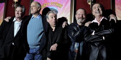 Los miembros originales del grupo cómico Monty Python, de izquierda a derecha, Michael Palin, John Cleese, Terry Jones, Terry Gilliam y Eric Idle