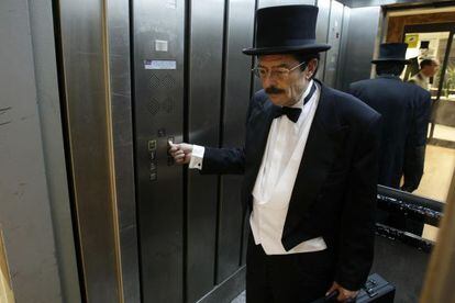 Un trabajador de la empresa Cobrador del Frac en un ascensor madrile&ntilde;o en 2008