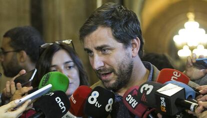 El conseller de Salut, Toni Comín, atén els mitjans de comunicació, aquest dimecres al Parlament.