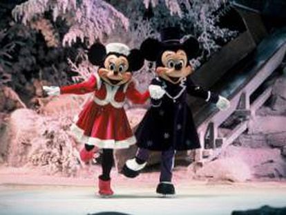 Mickey y Minnie esquiando durante un espectáculo. EFE/Archivo