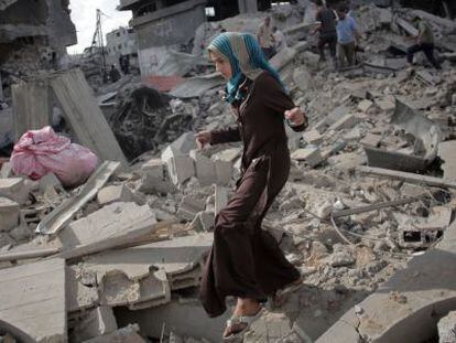 Una mujer entre restos en Gaza en julio de 2014.