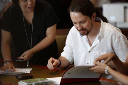 Pablo Iglesias cumplimentando los documentos para recoger el acta de diputado, el pasado 8 de julio.