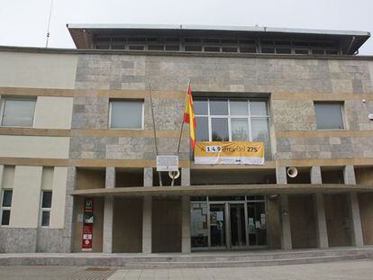 Ayuntamiento de Calldetenes con la bandera espa&ntilde;ola.