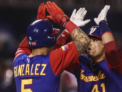 Víctor Martinez celebra con Carlos Gonzalez tras conseguir una carrera contra los mexicanos