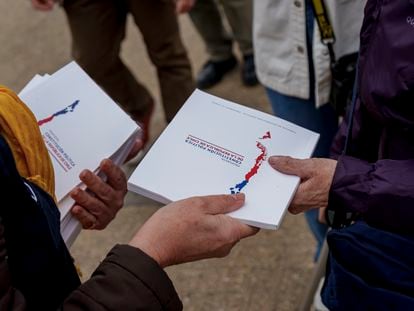 Ciudadanos reciben una copia de la propuesta constitucional, el 17 de noviembre frente a La Moneda.