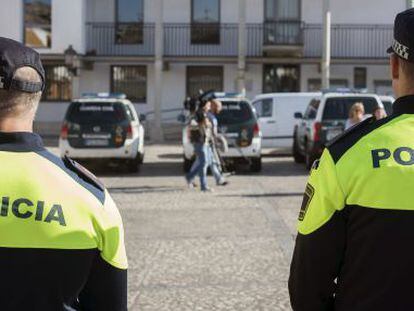 Dos policías locales enfrente del ayuntamiento de Valdemoro (Madrid).
