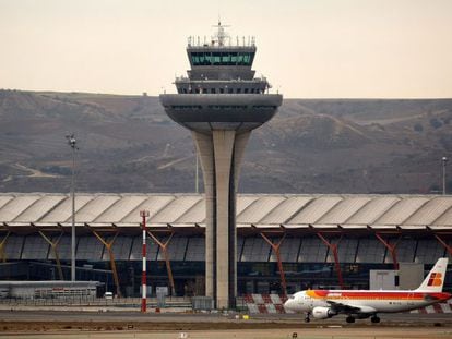 Torre de control del aeropuerto madrile&ntilde;o de Barajas.