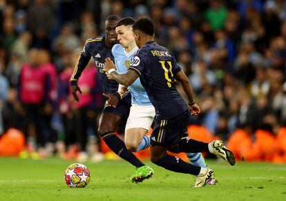Phil Foden with the ball, between Mendy and Rodrygo.
