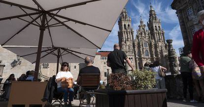 La terraza de un bar, en la plaza del Obradoiro, en Santiago de Compostela, A Coruña, Galicia (España). 
