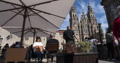 La terraza de un bar, en la plaza del Obradoiro, en Santiago de Compostela, A Coruña, Galicia (España).
