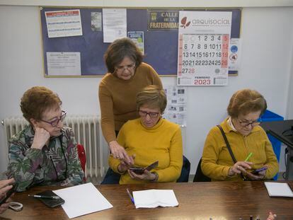 Taller para personas mayores sobre cómo usar el móvil, impartido por la fundación Cibervoluntarios en La Asociación de Vecinos la Fraternidad, en Los Cármenes, Madrid.