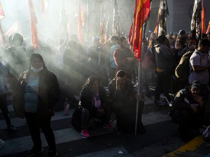 Trabajadores se reúnen durante un acto por el Día del Trabajo en Buenos Aires, Argentina, el domingo 1 de mayo de 2022.