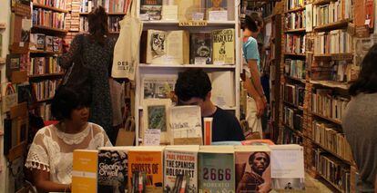 Interior de la librería Desperate Literature.