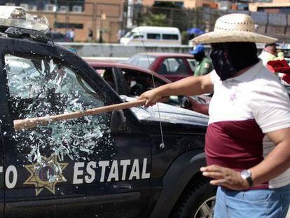 Un hombre rompe el cristal de una patrulla en Chilpancingo