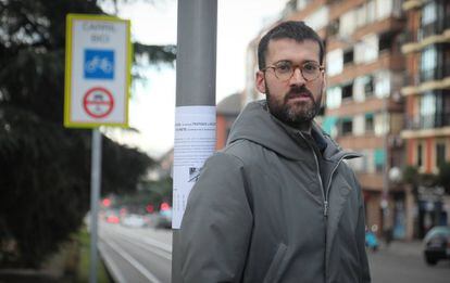 Alex Castañeda, junto al cartel con el que busca a los testigos de su accidente. 
