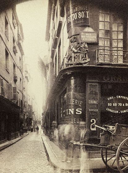 Rótulo Au remouleur, en la Rue de Nonnains-d'Hyères con la Rue de l'Hôtel de la Ville, distrito 4º, julio de 1889.