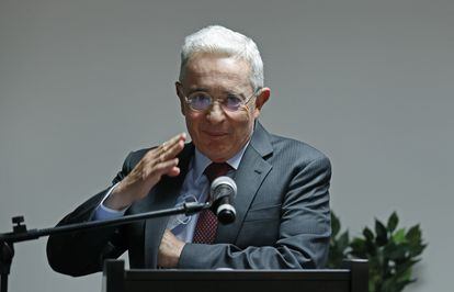 El expresidente de Colombia, Álvaro Uribe, habla durante un encuentro del partido político Centro Democrático, el 15 de marzo, en Bogotá.