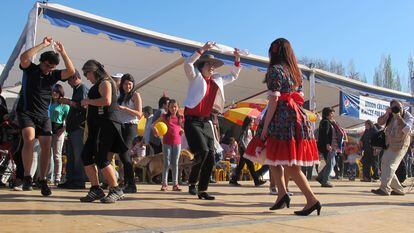 Un grupo de personas baila cueca en la fonda de Parque Hurtado, en Santiago.