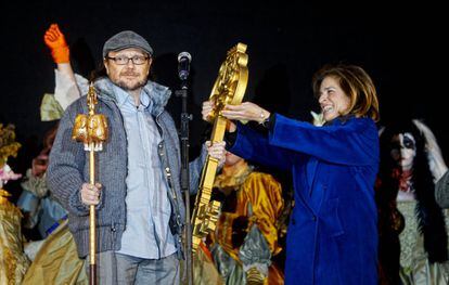 La alcaldesa de Madrid, Ana Botella, entrega la llave de la ciudad al director y actor Santiago Segura, pregonero del Carnaval de Madrid, 17 de febrero 2012.