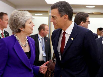 Pedro Sánchez habla con Theresa May durante un encuentro en Bruselas.