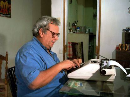 El periodista Raúl Rivero, en La Habana (Cuba), en 1999.