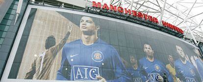 Vista de una lona en la fachada del estadio del Manchester United, equipo que lleva publicidad de AIG.