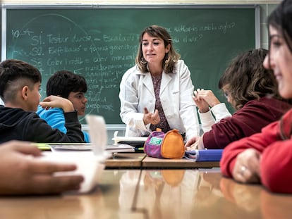 La profesora Amparo Jiménez, en una de sus clases del instituto público Músic Martí i Soler de Mislata, en Valencia, el 2 de diciembre de 2022.