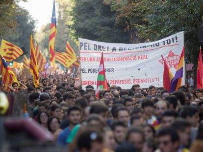 Centenars d'estudiants universitaris i de secundària es manifesten aquest migdia pel centre de Barcelona en protesta per l'aplicació de l'article 155.