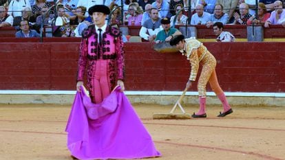 Miguel Ángel Perera limpia el charco de sangre dejado por Mariano de la Viña en Zaragoza.