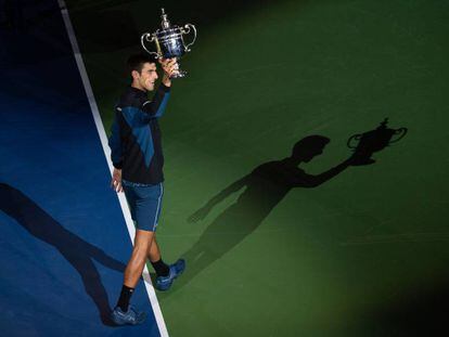 Djokovic exhibe su trofeo en la Arthur Ashe de Nueva York.