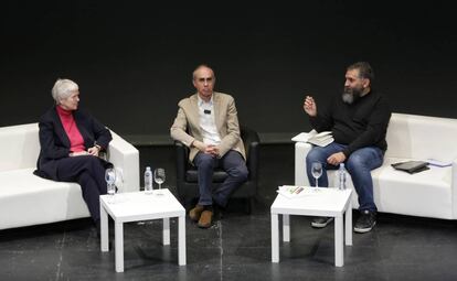 Inger Enkvist, catedrática emérita de Literatura Española en la Universidad de Lund y autora de distintos estudios sobre educación; Joaquín García, profesor de Secundaria y doctor en Didáctica de las Ciencias Sociales; el ingeniero de telecomunicaciones español y profesor de Universidad en Suecia David Cuartielles