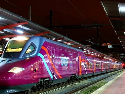 Un tren Avlo en la estación de Chamartín, en Madrid.