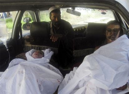 Dos de los heridos en el bombardeo son trasladados en un coche hacia el hospital.