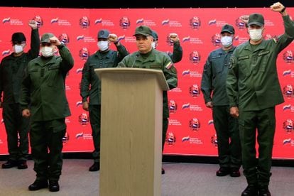 El ministro de Defensa de Venezuela, Vladimir Padrino López (c), confirmó el suceso este sábado en conferencia de prensa.