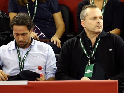 Miguel Bose y Nacho Palau durante un partido del torneo de tenis Mutua Open en Madrid en octubre de 2008.