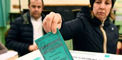 Electores depositan su voto en Rávena, en Emilia Romaña. 