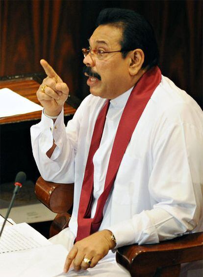 El presidente de Sri Lanka, Mahinda Rajapaksa, habla en el Parlamento.