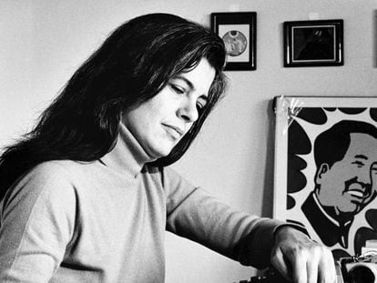 La escritora Susan Sontag en su escritorio.