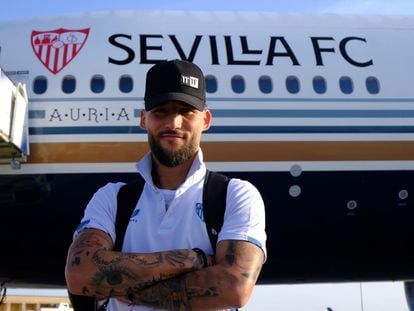 Nemanja Gudelj posa a la salida de la expedición del Sevilla hasta Budapest para disputar la final de la Liga Europa.