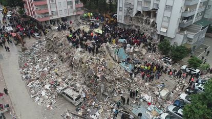 Voluntarios y personal de rescate buscaban supervivientes entre los escombros de un edificio colapsado en la ciudad de Adana (Turquía). 