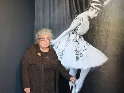 Maruja Bardasano posa frente a un retrato de Teresina Boronat en la exposici&oacute;n &#039;Poetas del cuerpo. La danza en la Edad de Plata&#039; de la Residencia de Estudiantes.